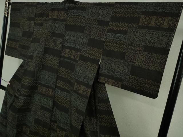 平和屋本店●極上 本場結城紬 重要無形文化財 井上商事謹製 100亀甲 名物裂 横段文 黒地 証紙付き 逸品 未使用 DZAB8155kh6