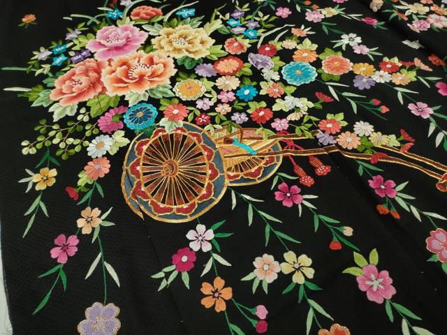 平和屋本店●極上 相良刺繍 総刺繍 お引きずり・引き振袖 結婚式 舞妓 芸妓 芸者 衣装 駒刺繍 花車 黒地 仮絵羽 逸品 未使用 DZAB8185kh6