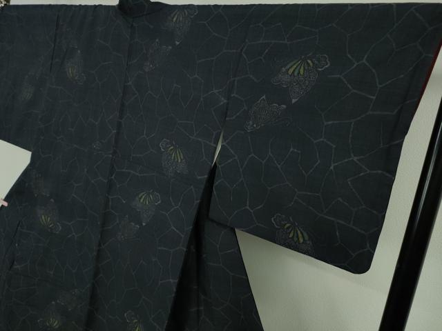 平和屋本店●極上 本場結城紬 重要無形文化財 100亀甲 飛び亀甲柄 井上商事謹製 舞蝶文 青褐色地 証紙・証明証付き 逸品 DZAB8407kh6
