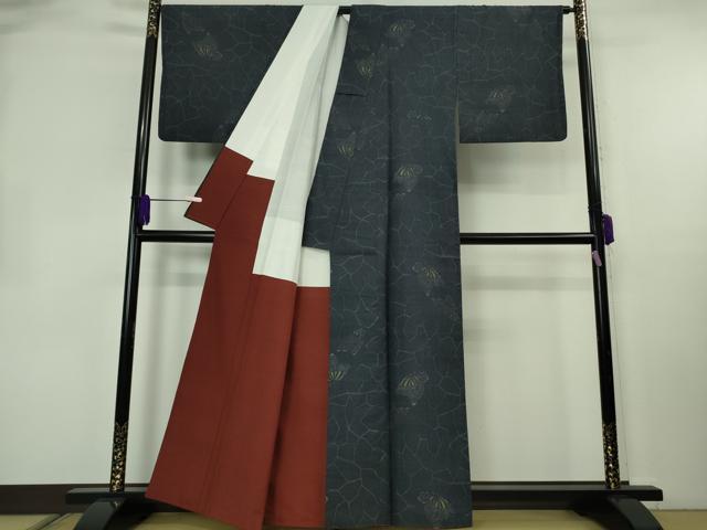 平和屋本店●極上 本場結城紬 重要無形文化財 100亀甲 飛び亀甲柄 井上商事謹製 舞蝶文 青褐色地 証紙・証明証付き 逸品 DZAB8407kh6