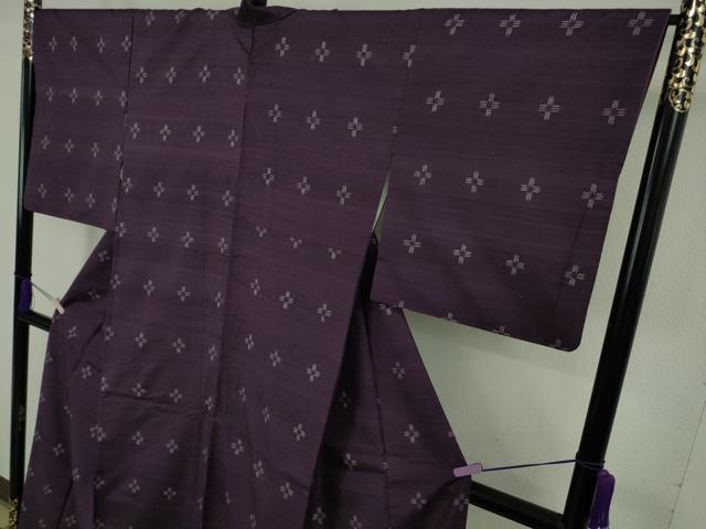 平和屋本店●極上 国指定重要無形文化財 本場久米島紬 手織 希少色・葡萄色地 まるやま扱い 反端付き 逸品 DZAB8717kh6