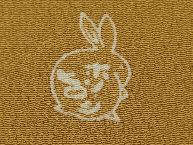 平和屋着物●極上 人形作家・ホリヒロシ 小紋 舞花文 黄土色地 鬼しぼ縮緬 金彩 松屋百貨店扱い 逸品 DZAB9253kh6