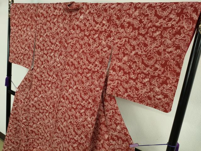 平和屋本店●極上 浦野理一 型染 小紋 舞蝶文 栗梅色地 鬼しぼ縮緬 落款有り ロング丈 反端付き 逸品 未使用 DZAB9297kh6