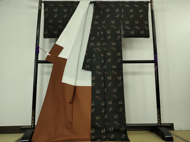 平和屋本店●極上 国指定重要無形文化財 本場久米島紬 新垣トミ作 手織 草木染 泥染 証紙付き ロング丈 逸品 DZAC0245kh6