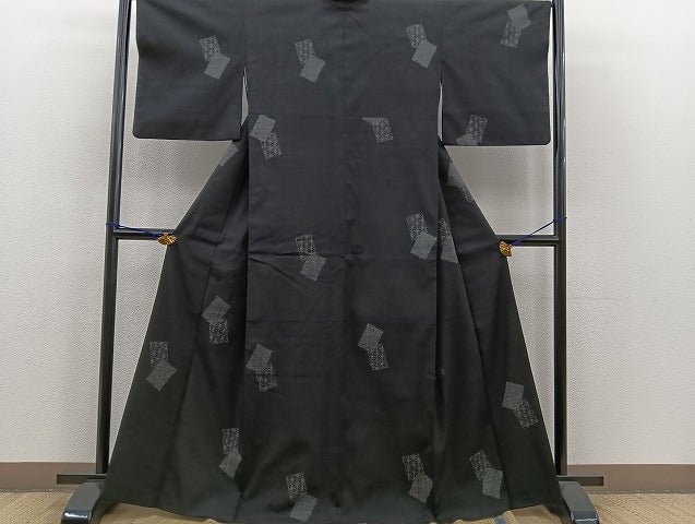 平和屋本店■極上　本場結城紬　　奥順謹製　100亀甲　色紙重ね文　濡羽色地　証紙付き　逸品　BAAH3789zb4 - 平和屋