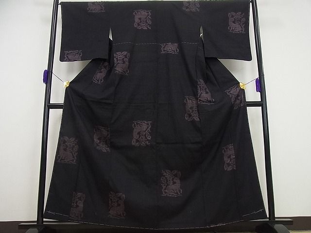 平和屋本店●極上 本場結城紬 重要無形文化財 奥順謹製 １００亀甲 飛び亀甲柄 花兎 黒地 証紙付き 逸品 未使用4s126