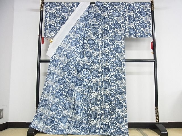 平和屋本店■極上 人間国宝 芹沢圭介一番弟子 下平清人 小紋 単衣 型絵染 藍 紬地 菊唐草 反端付き 正絹 逸品 未使用 KAAA1076kk4