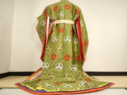 平和屋本店●超希少 十二単 丸に三つ柏文 長襦袢 六点セット 金糸 法衣 寺院 仏具 仏教 僧侶 神職 装束 正絹 逸品 KAAA1804kk4