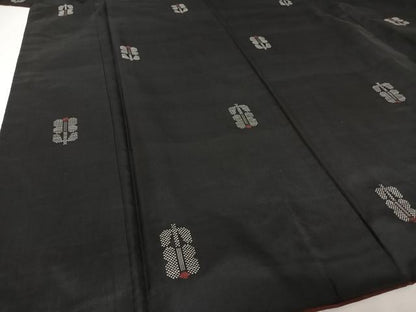 平和屋着物●本場大島紬 地空 ７マルキ 椿 黒地 正絹 逸品 AAAT9431np