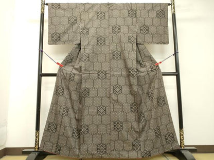 平和屋着物●本場大島紬 7マルキ 亀甲花文 正絹 逸品 DAAS2306tw
