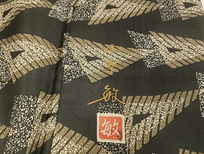 平和屋着物●創業140年 小糸染芸の四代目 小糸敏夫 本場染大島紬 三角繋ぎ 正絹 逸品 AAAU4272np