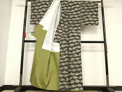 平和屋着物●創業140年 小糸染芸の四代目 小糸敏夫 本場染大島紬 三角繋ぎ 正絹 逸品 AAAU4272np