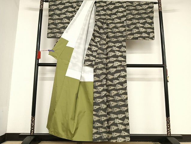 平和屋着物●創業140年 小糸染芸の四代目 小糸敏夫 本場染大島紬 三角繋ぎ 正絹 逸品 AAAU4272np