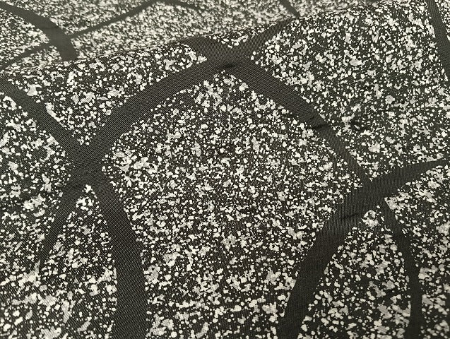 平和屋着物●創業140年 小糸染芸の四代目 小糸敏夫 聖峰紬 黒地 証紙付き 正絹 逸品 AAAU4304np
