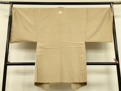 平和屋着物＃男性 長羽織 紬地 紋付き 白橡色 ロング丈 キングサイズ 正絹 逸品 CAAT5733id