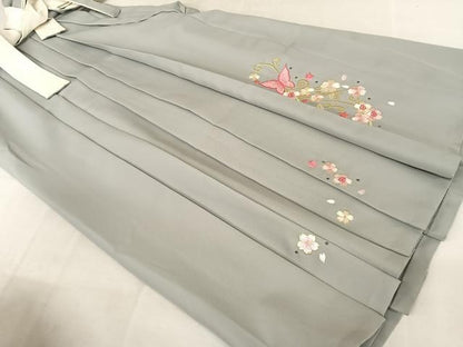 平和屋着物●女性　行灯袴　刺繍　舞蝶　桜　ラインストーン　千草鼠色　金糸　洗える着物　AAAZ3367np