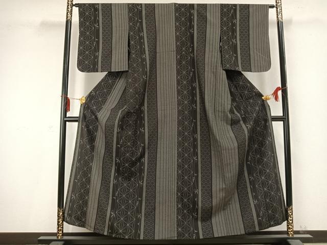平和屋着物▽本塩沢 単衣 110亀甲 麻の葉間道 黒地 反端付き 正絹 逸品 未使用 AABC0379fy