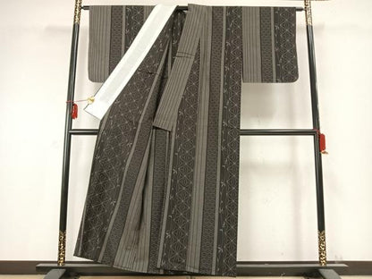 平和屋着物▽本塩沢 単衣 110亀甲 麻の葉間道 黒地 反端付き 正絹 逸品 未使用 AABC0379fy