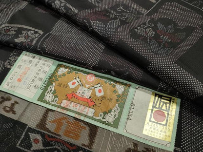 平和屋着物●本場大島紬　9マルキ　色紙重ね花文　稲留織物謹製　証紙付き　正絹　逸品　CAAY8351gh