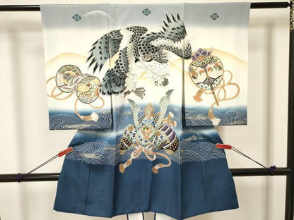 平和屋着物[]お宮参り　男の子　祝着　産着　初着　のしめ　駒刺繍　鷹　鷲　兜　流水花文　暈し染め　金銀彩　逸品　DAAY3377ma