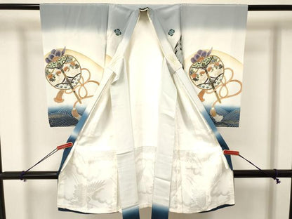 平和屋着物[]お宮参り　男の子　祝着　産着　初着　のしめ　駒刺繍　鷹　鷲　兜　流水花文　暈し染め　金銀彩　逸品　DAAY3377ma