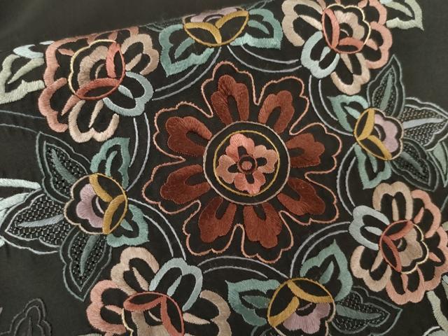 平和屋着物●総刺繍　訪問着　紬地　中国三大刺繍　汕頭刺繍　スワトウ刺繍　更紗正倉院花文　黒地　正絹　逸品　AABE0040cs