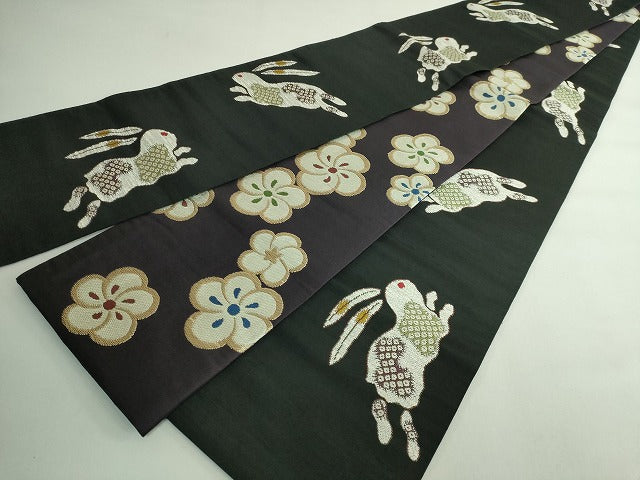 平和屋本店●極上　西陣　勝山織物謹製　両面　半幅帯　兎　うさぎ　舞花文　黒地　反端付き　逸品　DZAA3660kh6 平和屋本店○極上 西陣 勝山織物謹製 両面 半幅帯 兎 うさぎ 舞花文