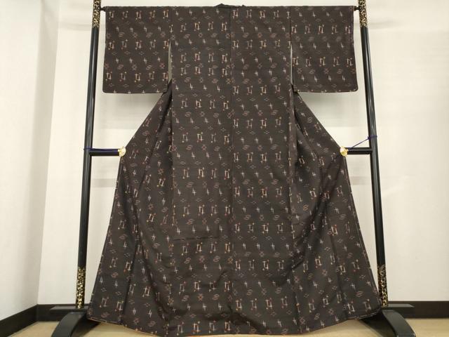 平和屋着物●国指定重要無形文化財　本場久米島紬　手織　琉球絣文様　　正絹　逸品　AABE4424ck 平和屋着物○国指定重要無形文化財 本場久米島紬 手織 琉球