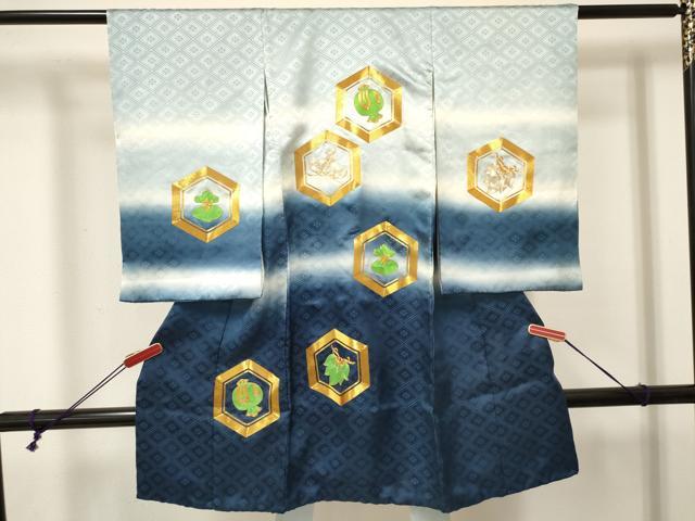 平和屋着物[]お宮参り　男の子　祝着　産着　初着　のしめ　駒刺繍　総刺繍　亀甲宝尽くし文　暈し染め　逸品　DABA3753ma