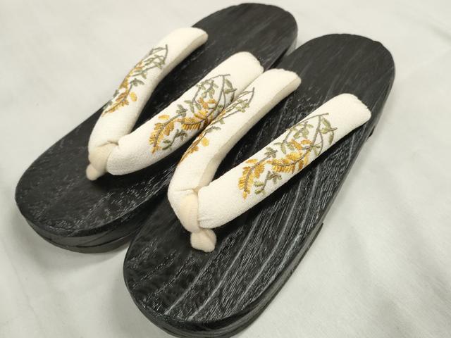 平和屋着物＊夏物 和装小物 下駄まとめて3足 浴衣 黒下駄 鼻緒：刺繍 舞蝶花文 菊 草花 24.5 未使用品あり 逸品 DABA7979zzz