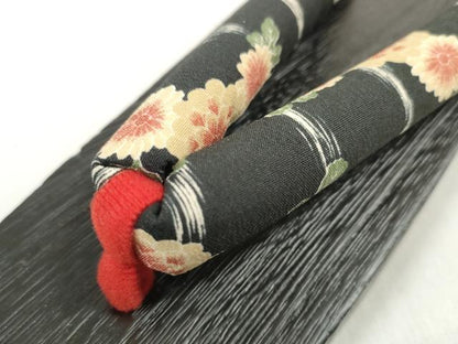 平和屋着物＊夏物 和装小物 下駄まとめて3足 浴衣 黒下駄 鼻緒：刺繍 舞蝶花文 菊 草花 24.5 未使用品あり 逸品 DABA7979zzz