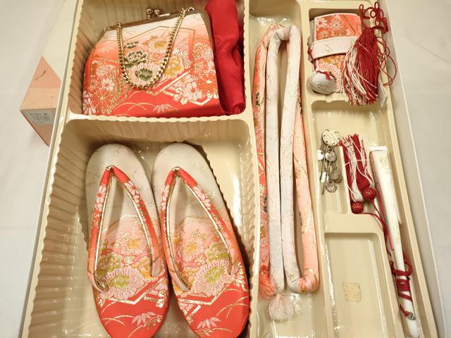 平和屋着物[]七五三　女の子　７歳　小物セット(帯締め・しごき・バッグ・草履)　亀甲花文　暈し染め　金糸　箱付き　逸品　DABA3948ma