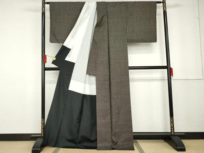 平和屋着物●本場大島紬 泥染め カタス7マルキ 散らし文様 正絹 逸品 AABG3493cs