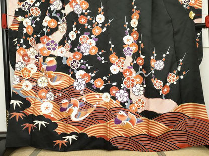 平和屋着物●豪華振袖　友禅　駒刺繍　立波鴛鴦笹梅文　黒地　金彩　正絹　逸品　AABG3570cs