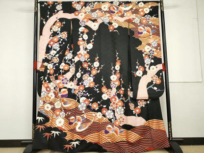 平和屋着物●豪華振袖　友禅　駒刺繍　立波鴛鴦笹梅文　黒地　金彩　正絹　逸品　AABG3570cs