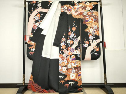 平和屋着物●豪華振袖　友禅　駒刺繍　立波鴛鴦笹梅文　黒地　金彩　正絹　逸品　AABG3570cs