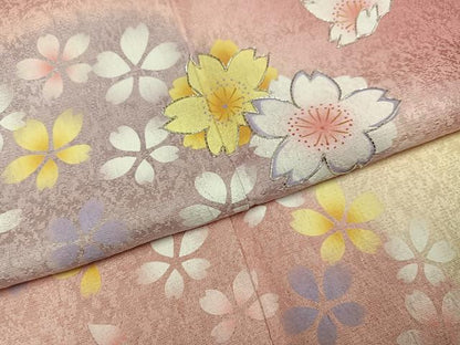 平和屋着物●豪華振袖　駒刺繍　重ね山桜文　暈し染め　金通し地　正絹　逸品　AABG7342ph