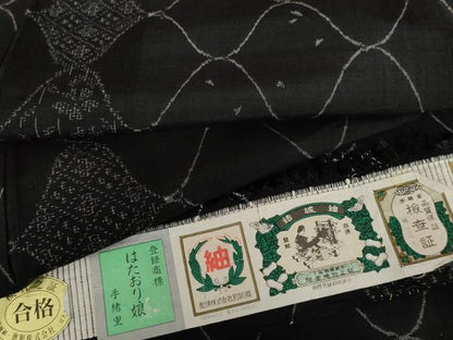 平和屋着物●結城紬　奥順　はたおり娘　80亀甲　飛び亀甲　網目舞花文　黒地　健勝苑扱い　証紙付き　正絹　逸品　未使用　AABG7916cs