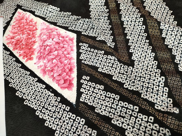 平和屋着物●豪華振袖　絞り　舞花文　黒地　金彩　正絹　逸品　AABG7941cs