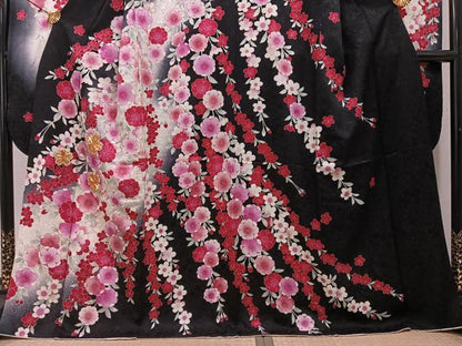 平和屋着物●豪華振袖　駒刺繍　夜桜文　暈し染め　黒地　金彩　正絹　逸品　AABH3859ph