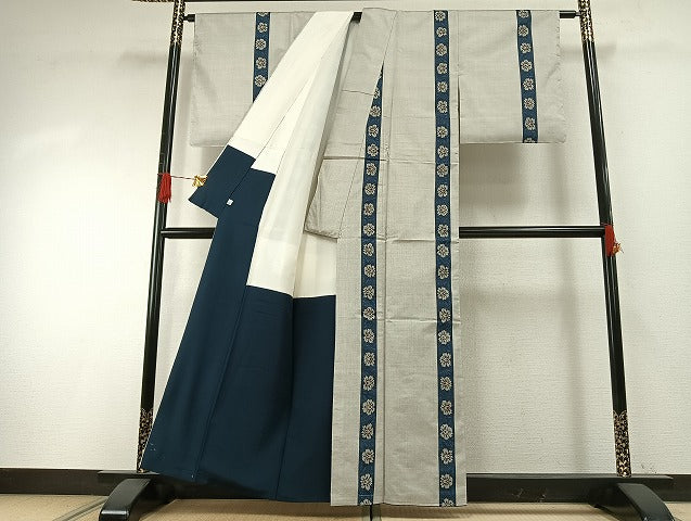 平和屋着物●本場大島紬　白大島　カタス9マルキ　総絣　花間道　鈴乃屋扱い　正絹　逸品　未使用　AABH4717fy