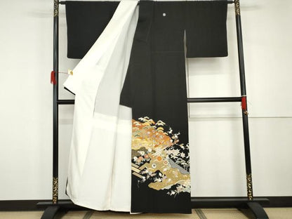 平和屋着物●創業460年・千總　黒留袖　駒刺繍　飛鶴吉祥梅松文　金彩　正絹　逸品　AABH3749cs