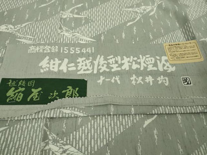 平和屋着物●極上　紺仁越後型松煙　十一代　松井均　紬　飛鶴文　反端付き　逸品　未使用　DZAB1989kh6
