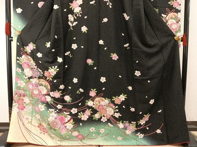 平和屋着物●豪華振袖　草花毬文　暈し染め　黒地　金彩　金通し地　正絹　逸品　AABH4946fy