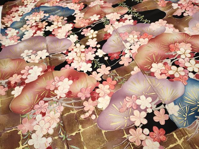 平和屋着物●紫綬褒章　巨匠『岩田専太郎』　振袖　駒刺繍　エ霞草花文　黒地　金彩　正絹　逸品　CABF3471ut