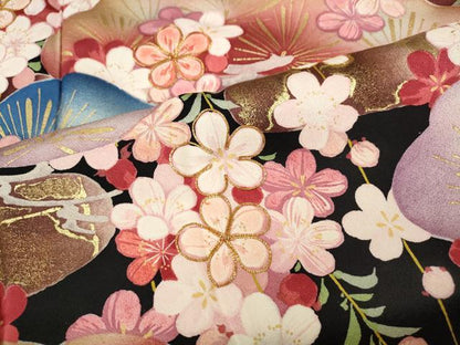 平和屋着物●紫綬褒章　巨匠『岩田専太郎』　振袖　駒刺繍　エ霞草花文　黒地　金彩　正絹　逸品　CABF3471ut