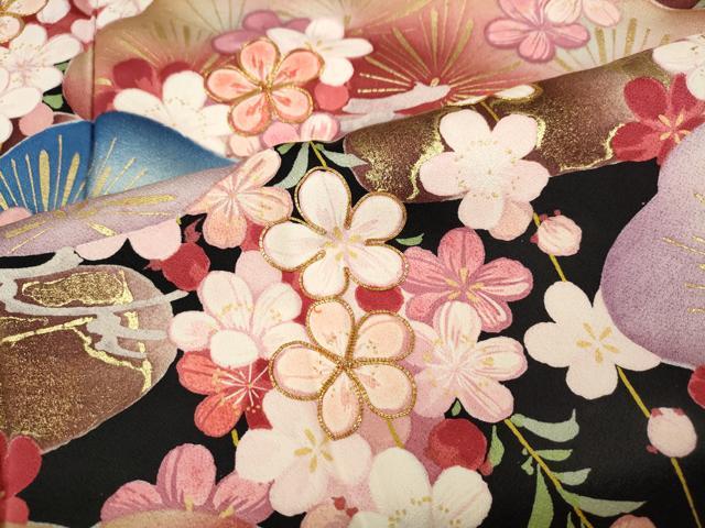 平和屋着物●紫綬褒章　巨匠『岩田専太郎』　振袖　駒刺繍　エ霞草花文　黒地　金彩　正絹　逸品　CABF3471ut