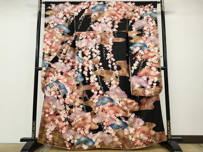 平和屋着物●紫綬褒章　巨匠『岩田専太郎』　振袖　駒刺繍　エ霞草花文　黒地　金彩　正絹　逸品　CABF3471ut