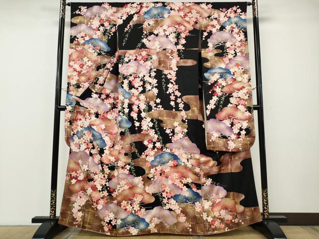 平和屋着物●紫綬褒章　巨匠『岩田専太郎』　振袖　駒刺繍　エ霞草花文　黒地　金彩　正絹　逸品　CABF3471ut