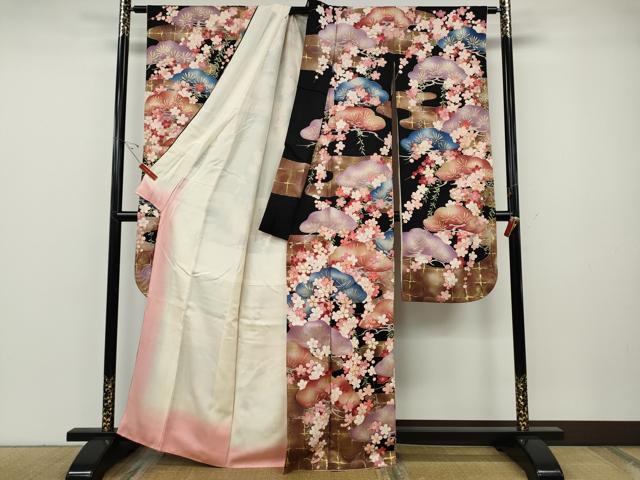 平和屋着物●紫綬褒章　巨匠『岩田専太郎』　振袖　駒刺繍　エ霞草花文　黒地　金彩　正絹　逸品　CABF3471ut